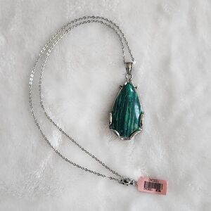 💚 Elegant Green Pendant Necklace – NWT – Lightweight, Trendy Gem Look